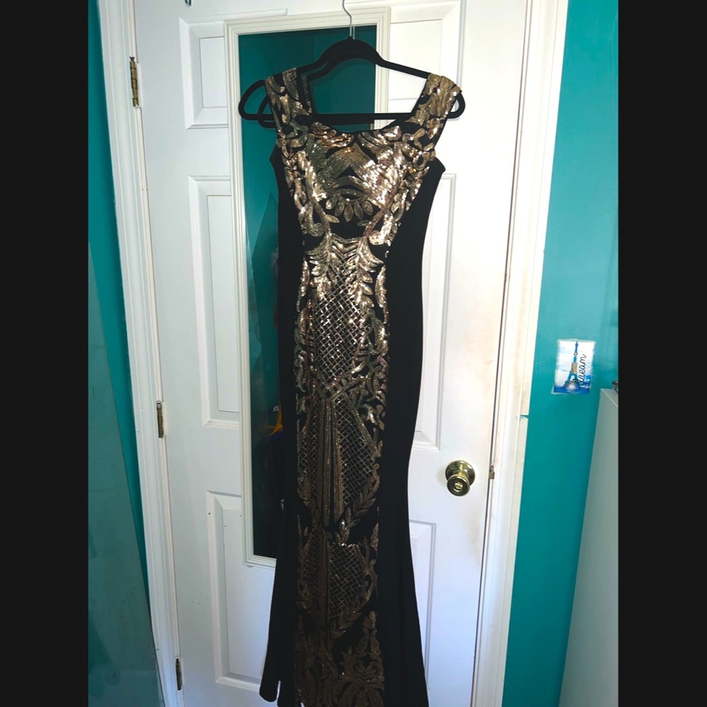 Dress worn once for the gala, perfect for special occasions
